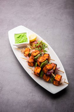 Paneer tikka baharatlarla marine edilmiş ve tandırda kızartılmış süzme peynirden yapılmış bir Hint yemeğidir.