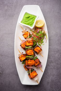 Paneer tikka baharatlarla marine edilmiş ve tandırda kızartılmış süzme peynirden yapılmış bir Hint yemeğidir.