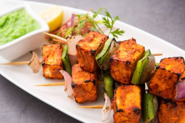Paneer tikka baharatlarla marine edilmiş ve tandırda kızartılmış süzme peynirden yapılmış bir Hint yemeğidir.