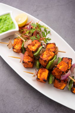 Paneer tikka baharatlarla marine edilmiş ve tandırda kızartılmış süzme peynirden yapılmış bir Hint yemeğidir.