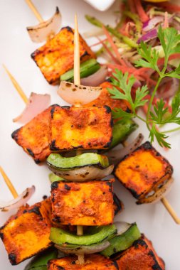 Paneer tikka baharatlarla marine edilmiş ve tandırda kızartılmış süzme peynirden yapılmış bir Hint yemeğidir.