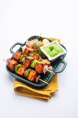 Paneer tikka baharatlarla marine edilmiş ve tandırda kızartılmış süzme peynirden yapılmış bir Hint yemeğidir.