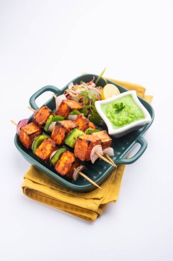 Paneer tikka baharatlarla marine edilmiş ve tandırda kızartılmış süzme peynirden yapılmış bir Hint yemeğidir.