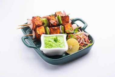 Paneer tikka baharatlarla marine edilmiş ve tandırda kızartılmış süzme peynirden yapılmış bir Hint yemeğidir.