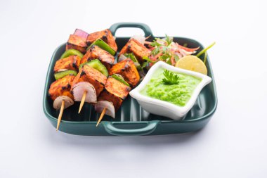 Paneer tikka baharatlarla marine edilmiş ve tandırda kızartılmış süzme peynirden yapılmış bir Hint yemeğidir.
