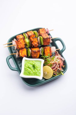 Paneer tikka baharatlarla marine edilmiş ve tandırda kızartılmış süzme peynirden yapılmış bir Hint yemeğidir.