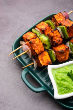 Paneer tikka baharatlarla marine edilmiş ve tandırda kızartılmış süzme peynirden yapılmış bir Hint yemeğidir.