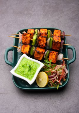 Paneer tikka baharatlarla marine edilmiş ve tandırda kızartılmış süzme peynirden yapılmış bir Hint yemeğidir.