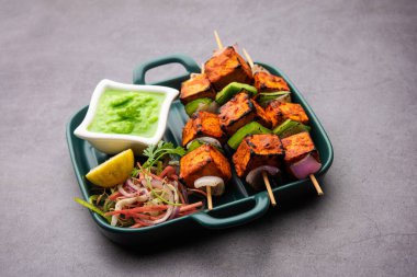 Paneer tikka baharatlarla marine edilmiş ve tandırda kızartılmış süzme peynirden yapılmış bir Hint yemeğidir.