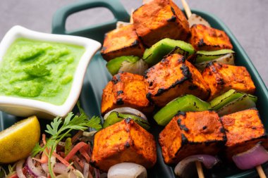 Paneer tikka baharatlarla marine edilmiş ve tandırda kızartılmış süzme peynirden yapılmış bir Hint yemeğidir.