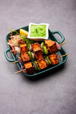 Paneer tikka baharatlarla marine edilmiş ve tandırda kızartılmış süzme peynirden yapılmış bir Hint yemeğidir.