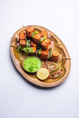 Paneer tikka baharatlarla marine edilmiş ve tandırda kızartılmış süzme peynirden yapılmış bir Hint yemeğidir.