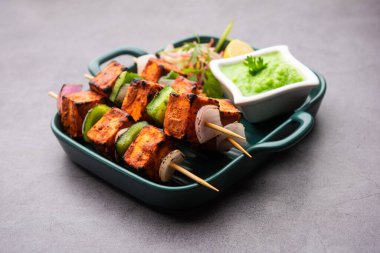 Paneer tikka baharatlarla marine edilmiş ve tandırda kızartılmış süzme peynirden yapılmış bir Hint yemeğidir.