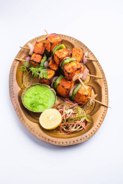 Paneer tikka baharatlarla marine edilmiş ve tandırda kızartılmış süzme peynirden yapılmış bir Hint yemeğidir.