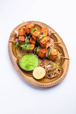Paneer tikka baharatlarla marine edilmiş ve tandırda kızartılmış süzme peynirden yapılmış bir Hint yemeğidir.