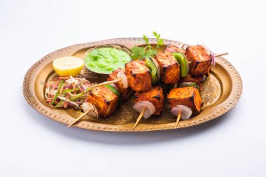 Paneer tikka baharatlarla marine edilmiş ve tandırda kızartılmış süzme peynirden yapılmış bir Hint yemeğidir.