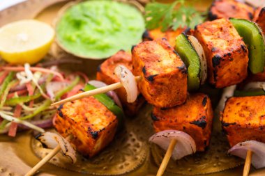 Paneer tikka baharatlarla marine edilmiş ve tandırda kızartılmış süzme peynirden yapılmış bir Hint yemeğidir.