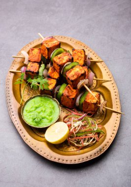 Paneer tikka baharatlarla marine edilmiş ve tandırda kızartılmış süzme peynirden yapılmış bir Hint yemeğidir.