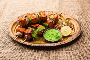 Paneer tikka baharatlarla marine edilmiş ve tandırda kızartılmış süzme peynirden yapılmış bir Hint yemeğidir.