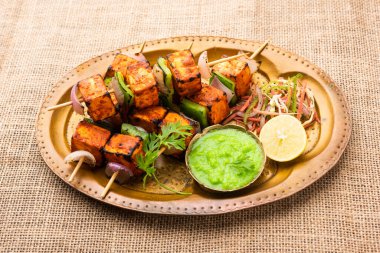 Paneer tikka baharatlarla marine edilmiş ve tandırda kızartılmış süzme peynirden yapılmış bir Hint yemeğidir.