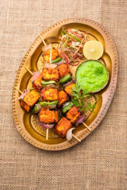 Paneer tikka baharatlarla marine edilmiş ve tandırda kızartılmış süzme peynirden yapılmış bir Hint yemeğidir.