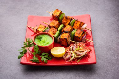 Paneer tikka baharatlarla marine edilmiş ve tandırda kızartılmış süzme peynirden yapılmış bir Hint yemeğidir.