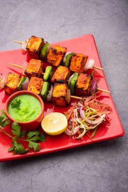 Paneer tikka baharatlarla marine edilmiş ve tandırda kızartılmış süzme peynirden yapılmış bir Hint yemeğidir.