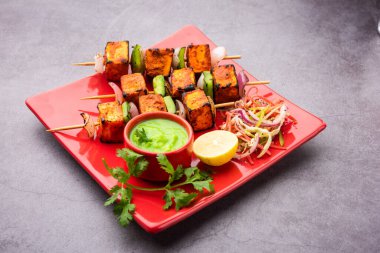 Paneer tikka baharatlarla marine edilmiş ve tandırda kızartılmış süzme peynirden yapılmış bir Hint yemeğidir.