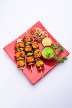 Paneer tikka baharatlarla marine edilmiş ve tandırda kızartılmış süzme peynirden yapılmış bir Hint yemeğidir.