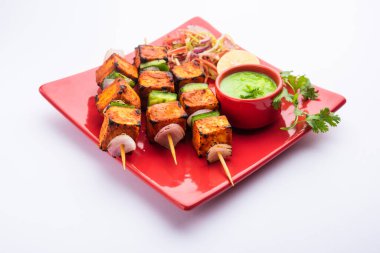 Paneer tikka baharatlarla marine edilmiş ve tandırda kızartılmış süzme peynirden yapılmış bir Hint yemeğidir.