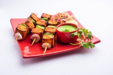 Paneer tikka baharatlarla marine edilmiş ve tandırda kızartılmış süzme peynirden yapılmış bir Hint yemeğidir.