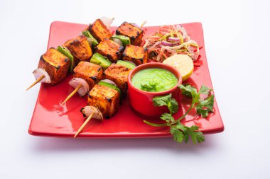 Paneer tikka baharatlarla marine edilmiş ve tandırda kızartılmış süzme peynirden yapılmış bir Hint yemeğidir.