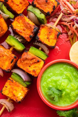 Paneer tikka baharatlarla marine edilmiş ve tandırda kızartılmış süzme peynirden yapılmış bir Hint yemeğidir.