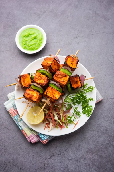 Paneer tikka baharatlarla marine edilmiş ve tandırda kızartılmış süzme peynirden yapılmış bir Hint yemeğidir.