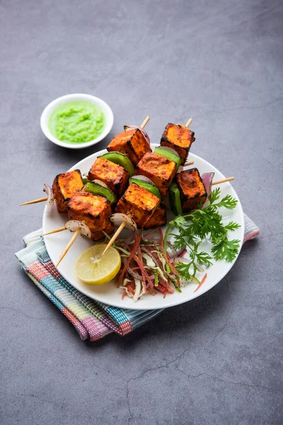 Paneer tikka baharatlarla marine edilmiş ve tandırda kızartılmış süzme peynirden yapılmış bir Hint yemeğidir.