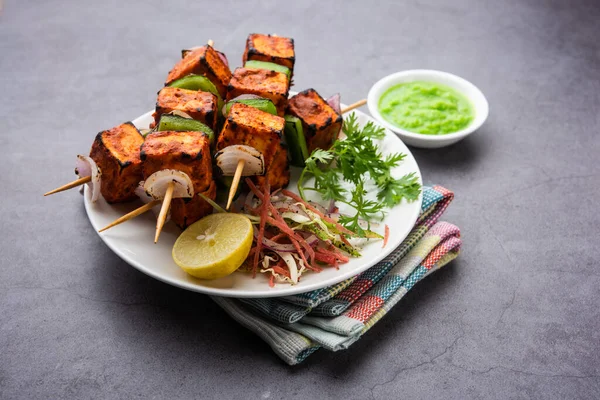 Paneer tikka baharatlarla marine edilmiş ve tandırda kızartılmış süzme peynirden yapılmış bir Hint yemeğidir.