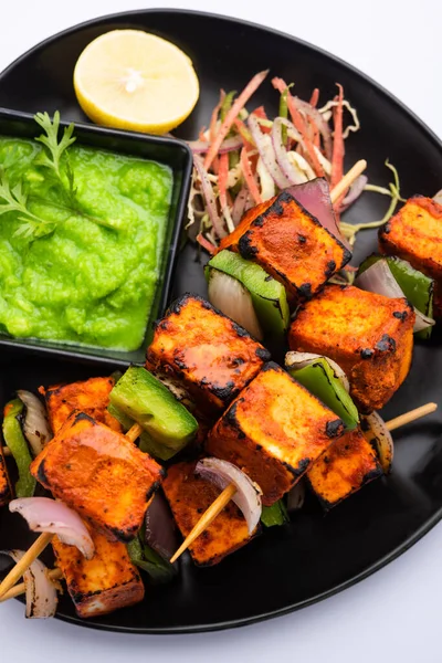 Paneer tikka baharatlarla marine edilmiş ve tandırda kızartılmış süzme peynirden yapılmış bir Hint yemeğidir.