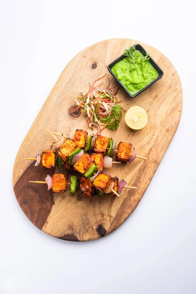 Paneer tikka baharatlarla marine edilmiş ve tandırda kızartılmış süzme peynirden yapılmış bir Hint yemeğidir.