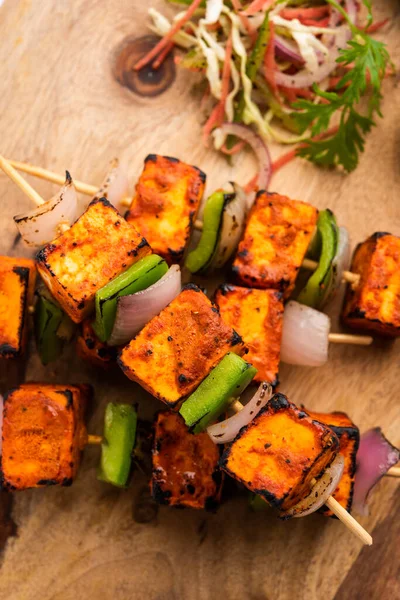 Paneer tikka baharatlarla marine edilmiş ve tandırda kızartılmış süzme peynirden yapılmış bir Hint yemeğidir.
