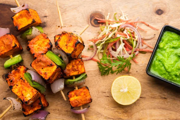 Paneer tikka baharatlarla marine edilmiş ve tandırda kızartılmış süzme peynirden yapılmış bir Hint yemeğidir.