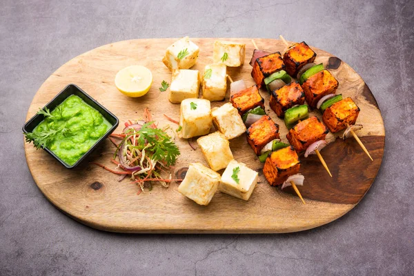 Makhmali ya da Malai Paneer Tikka Kebap yeşil salata ve turşuyla servis edilen bir Kuzey Hindistan başlangıç yiyeceğidir.