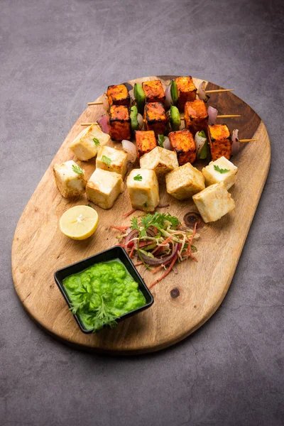 Makhmali ya da Malai Paneer Tikka Kebap yeşil salata ve turşuyla servis edilen bir Kuzey Hindistan başlangıç yiyeceğidir.