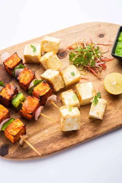 Makhmali ya da Malai Paneer Tikka Kebap yeşil salata ve turşuyla servis edilen bir Kuzey Hindistan başlangıç yiyeceğidir.