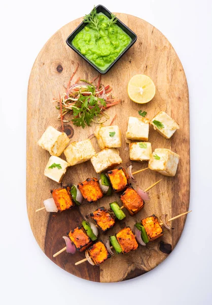 Makhmali ya da Malai Paneer Tikka Kebap yeşil salata ve turşuyla servis edilen bir Kuzey Hindistan başlangıç yiyeceğidir.