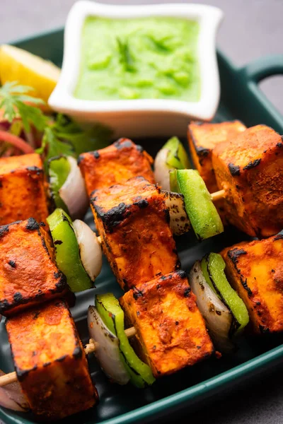Paneer tikka baharatlarla marine edilmiş ve tandırda kızartılmış süzme peynirden yapılmış bir Hint yemeğidir.