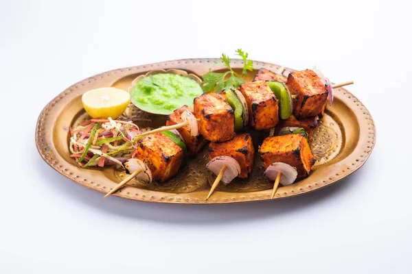 Paneer tikka baharatlarla marine edilmiş ve tandırda kızartılmış süzme peynirden yapılmış bir Hint yemeğidir.