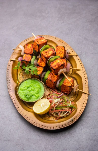 Paneer tikka baharatlarla marine edilmiş ve tandırda kızartılmış süzme peynirden yapılmış bir Hint yemeğidir.