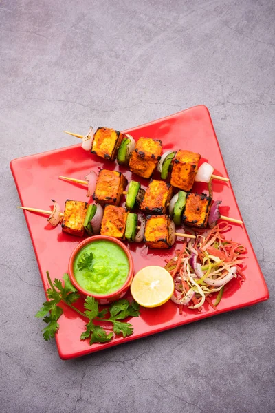 Paneer tikka baharatlarla marine edilmiş ve tandırda kızartılmış süzme peynirden yapılmış bir Hint yemeğidir.