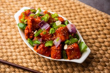 Chili paneer kurutma süzme peynir, Hint Çin yemeği kullanılarak yapılır.