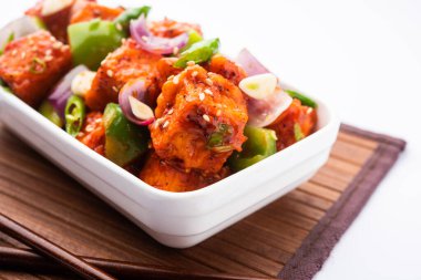 Chili paneer kurutma süzme peynir, Hint Çin yemeği kullanılarak yapılır.